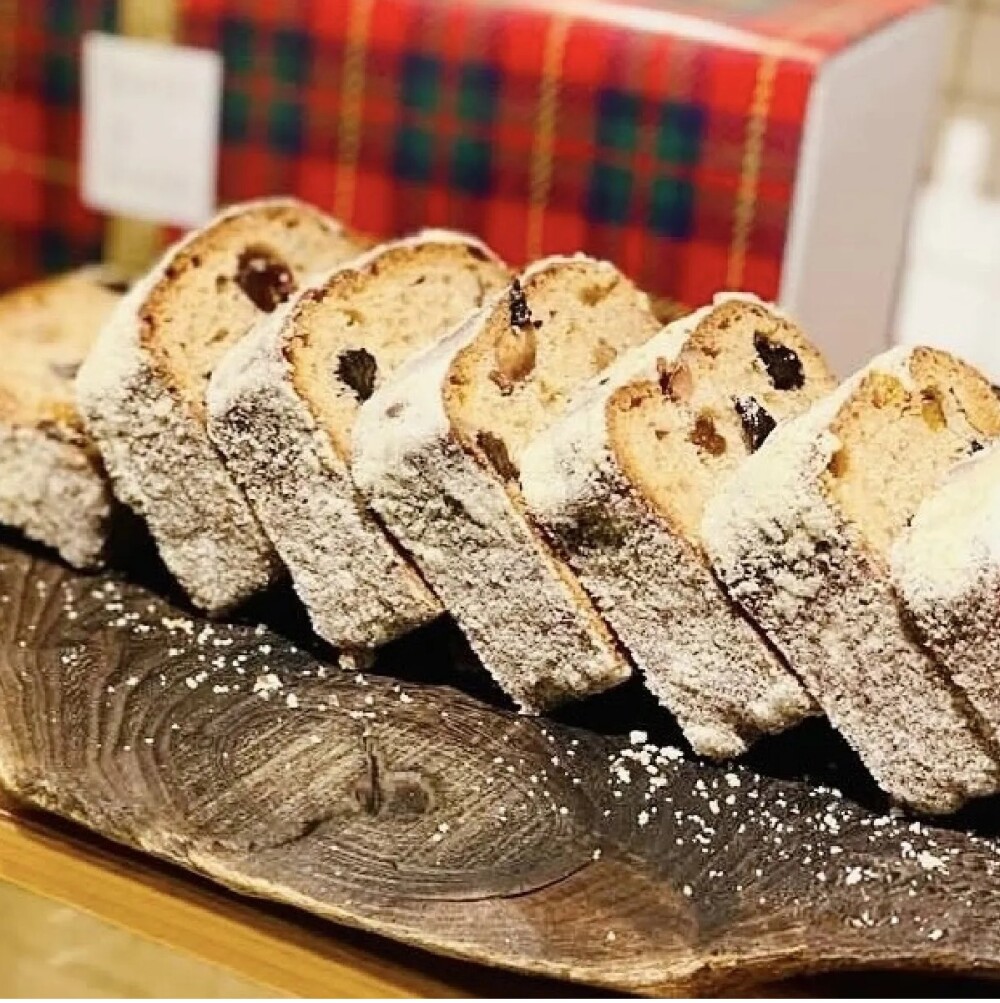 ベーカリー売場のシュトーレン