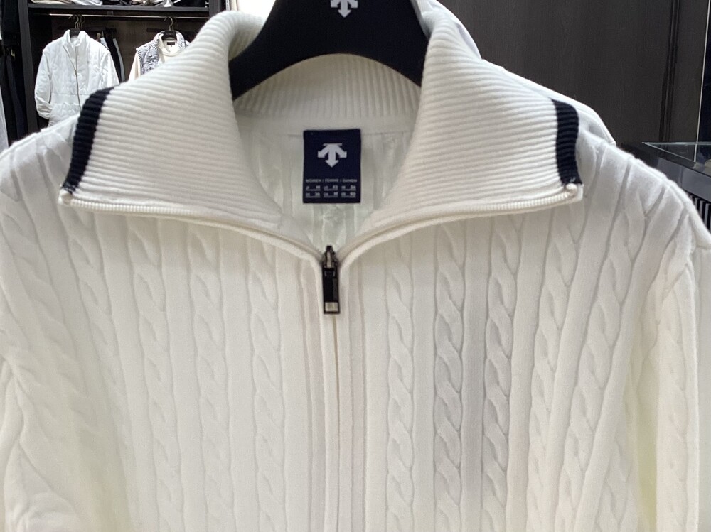 レディス　ケーブル編みセーター