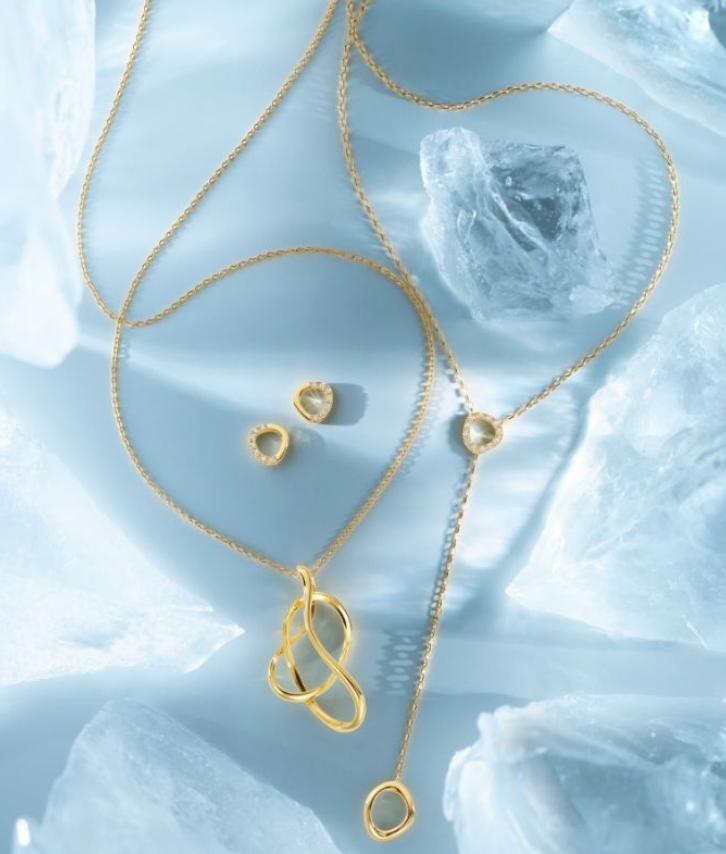 すっきりと見える縦長ネックレス✨