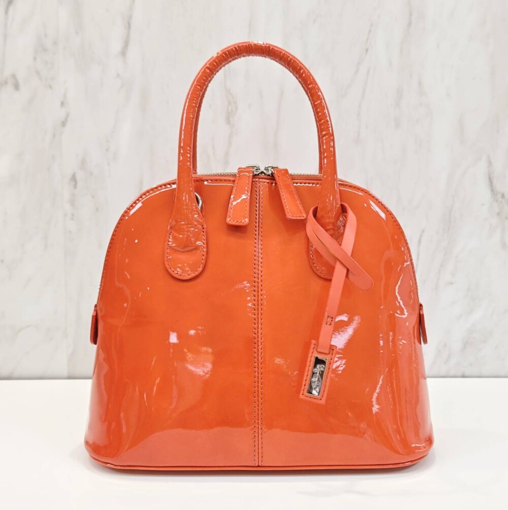 雨の日も安心♪　本革エナメルBAG