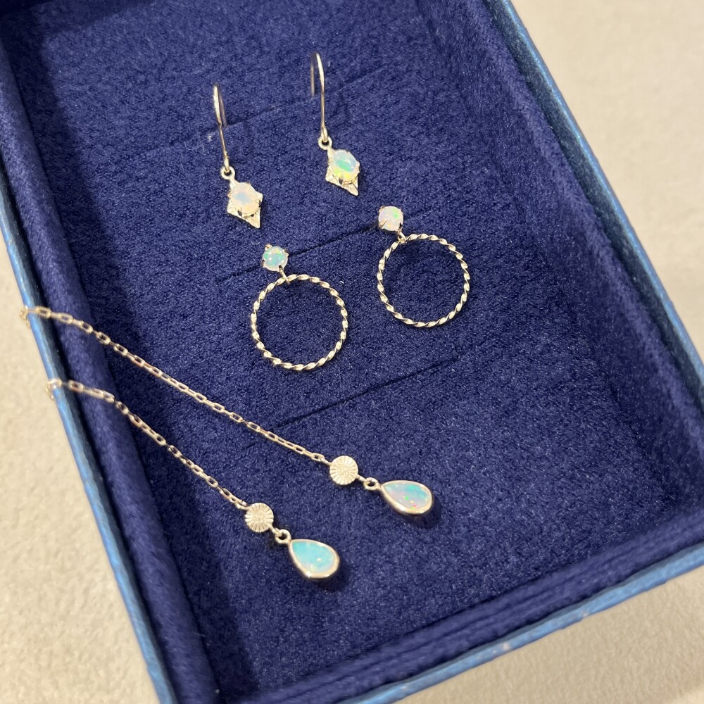 オパールピアス