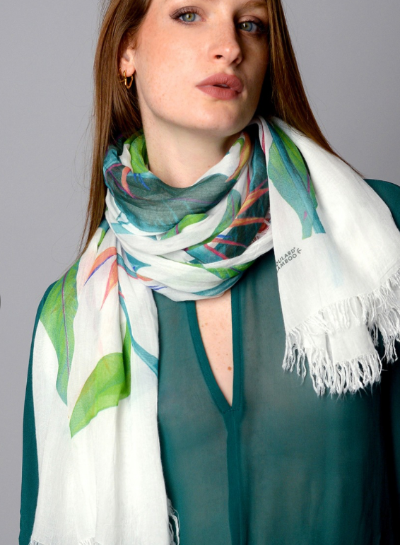 母の日に華やかなスカーフを