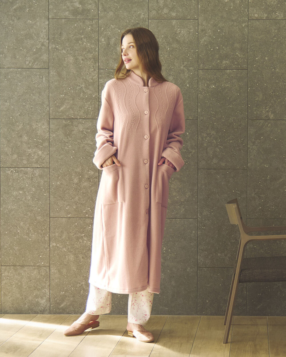 上品でフェミニンなルームウェア