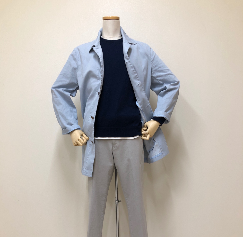 サックスブルーとネイビーで魅せる、ストレスフリーな大人カジュアル