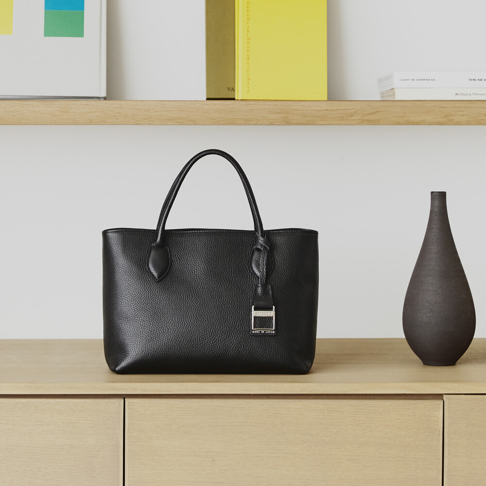 手元で際立つ、上質レザーのミニトート