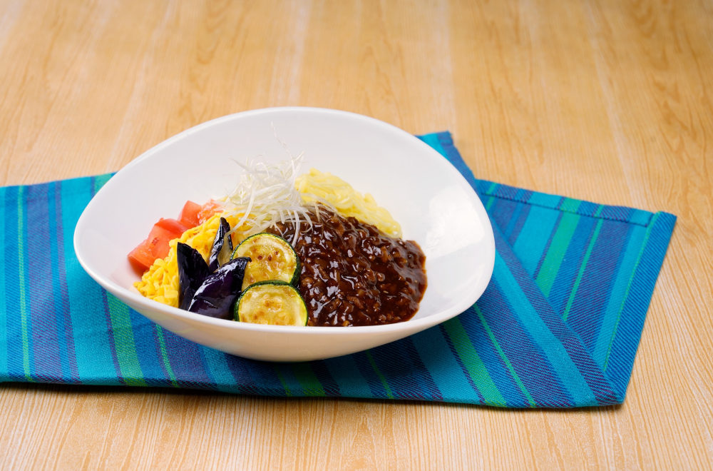 リニューアル！！黒毛和牛入り肉味噌の夏野菜ジャージャー麺