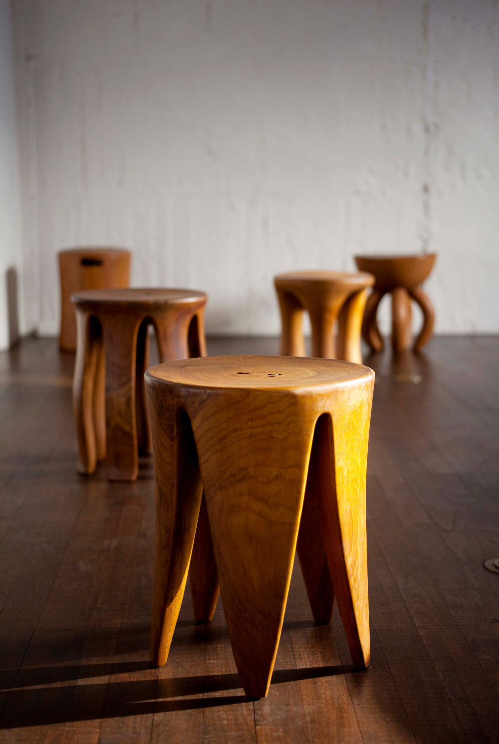 一木造りのスツール
