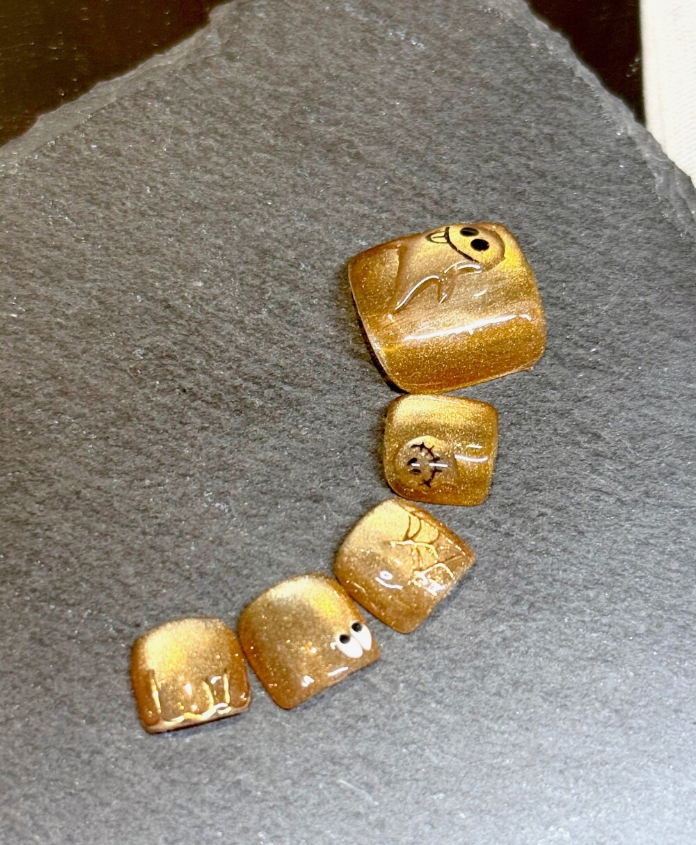 足元に広がるリッチな輝き♡イエローゴールドマグネット×おばけフットネイル✨