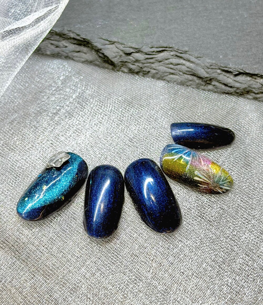 夜空に咲く輝き♡ 花火ネイル