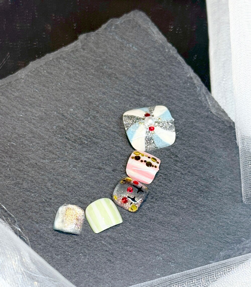 まるで指先の物語♡ホワイト×ブルーのクラシカルサーカスフットネイル✨