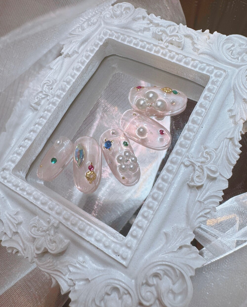 パールが輝く♡上品ジュエリーネイル