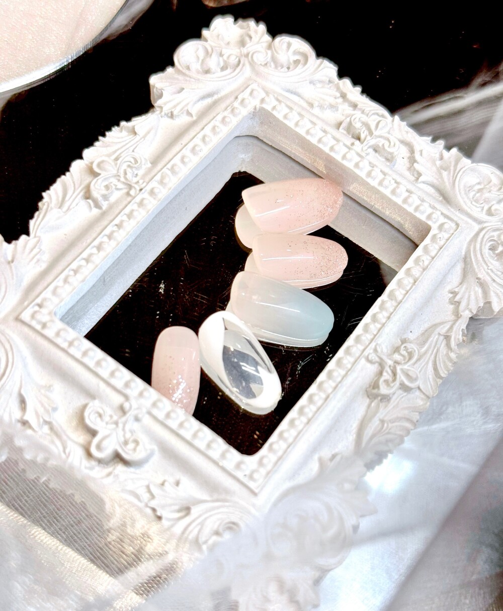 うるツヤ透明感♡ぷっくりクリアハートの大人上品ネイル✨