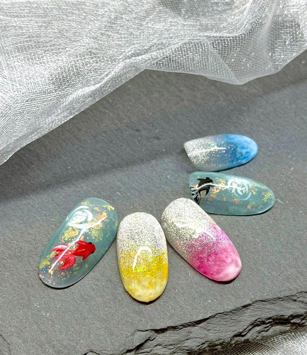 ゆらめく水面と金魚が彩る、幻想的な夏ネイル