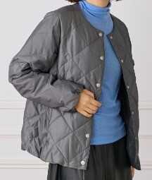 気軽に羽織れる薄手のダウンジャケット