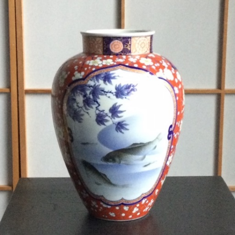 4月29日まで特別展示】染錦窓絵菊花楓鯉 花瓶 | 深川製磁 | 松坂屋