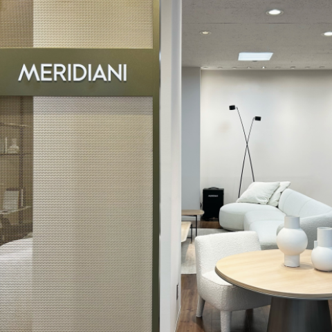 MERIDIANI】暮らしを彩る、洗練と快適のアームチェア〈TERESA