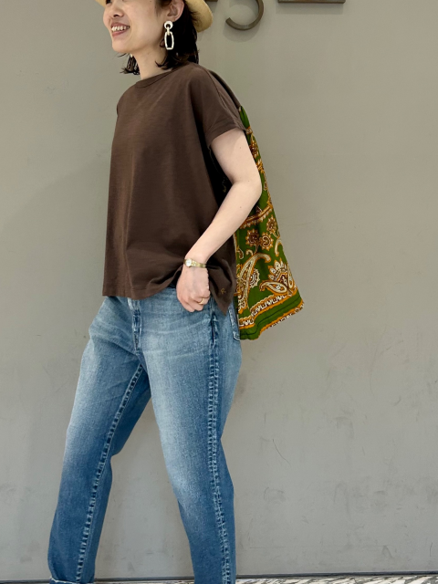 Tシャツ×デニムでリラックスカジュアルコーデ