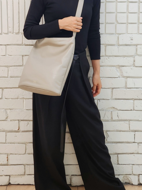 縦型レザーショルダーバッグ