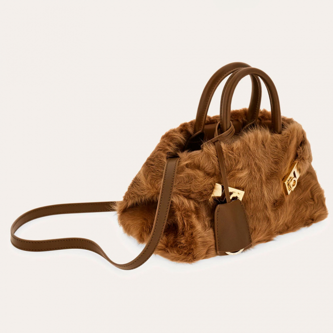 〈FERRAGAMO〉ラグジュアリーフェア