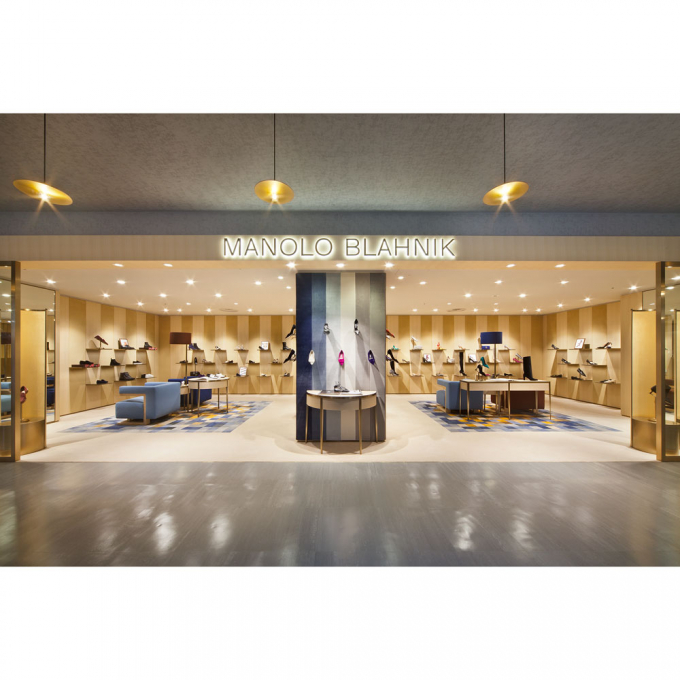 〈MANOLO BLAHNIK〉