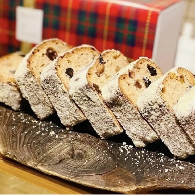 ベーカリー売場のシュトーレン