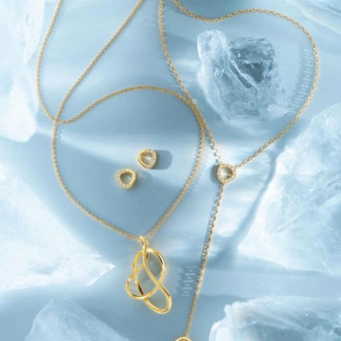 すっきりと見える縦長ネックレス✨