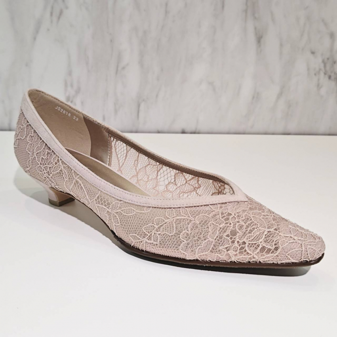 抜け感！チュールレースパンプス