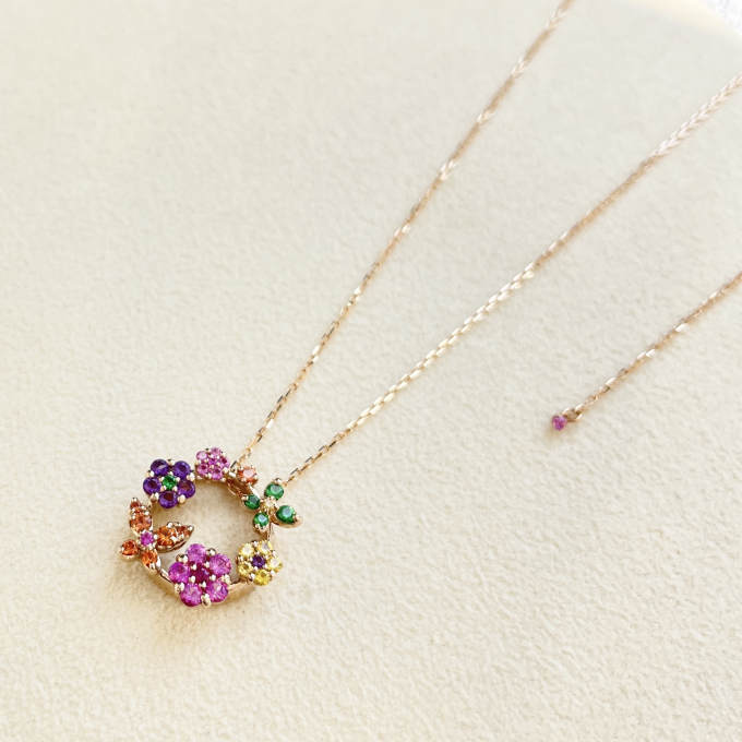 花と蝶のデザインネックレス