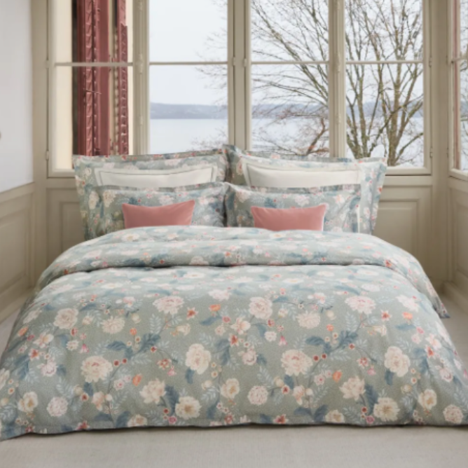 秋の訪れを感じる寝室を