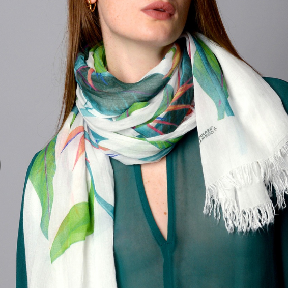 母の日に華やかなスカーフを