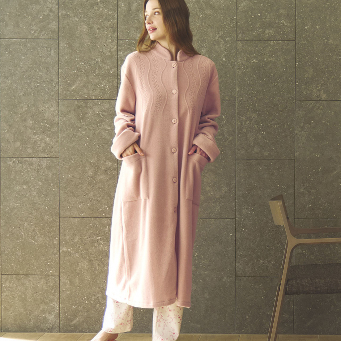 上品でフェミニンなルームウェア