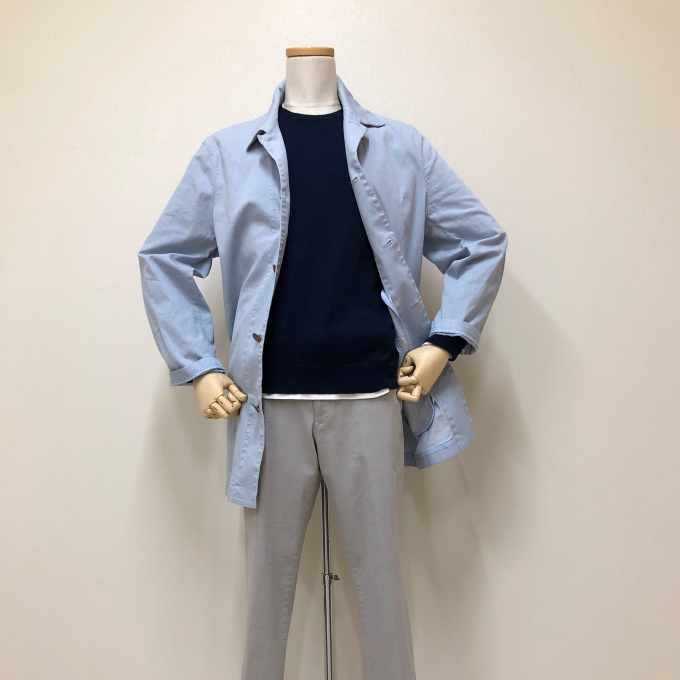 サックスブルーとネイビーで魅せる、ストレスフリーな大人カジュアル