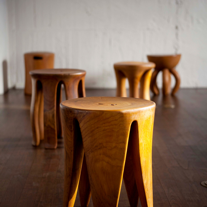 一木造りのスツール