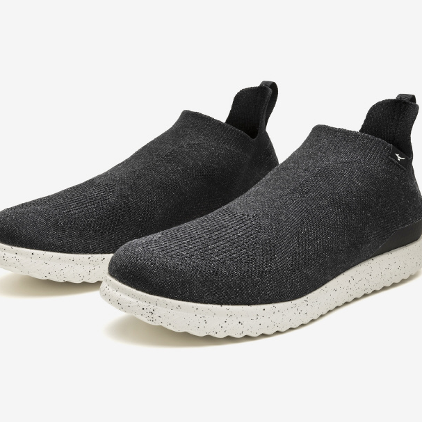 この気持ちよさ、クセになる。ミニマルシューズ新色登場。