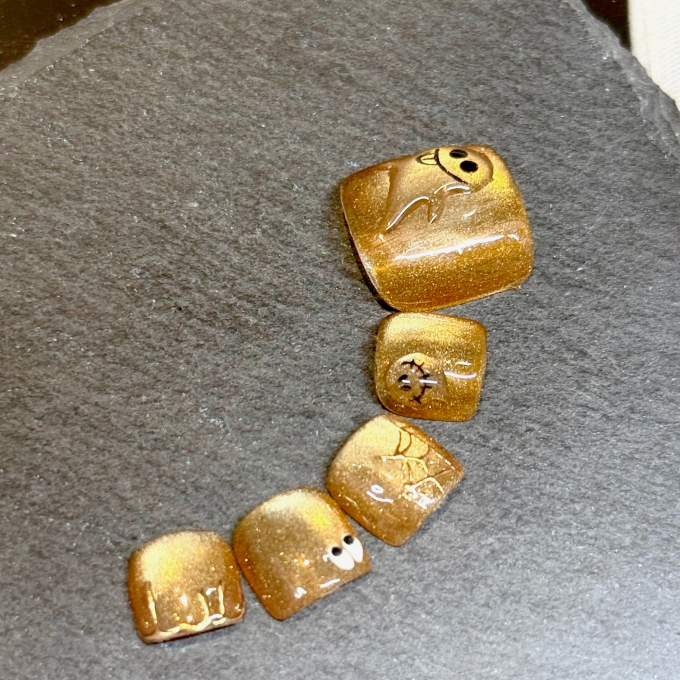 足元に広がるリッチな輝き♡イエローゴールドマグネット×おばけフットネイル✨
