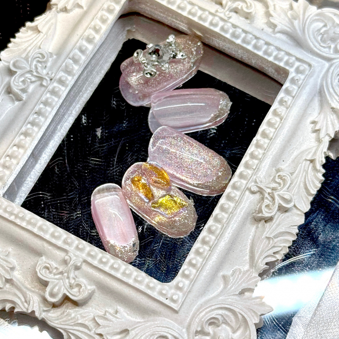 指先に纏う宝石の輝き♡シアーピンク×贅沢ビジューネイル✨