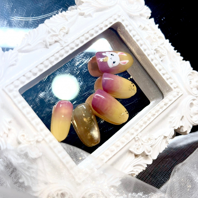 お芋を抱えた姿にキュン♡秋色グラデーション×愛らしいうさぎネイル✨