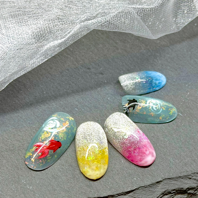 ゆらめく水面と金魚が彩る、幻想的な夏ネイル