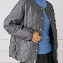 気軽に羽織れる薄手のダウンジャケット