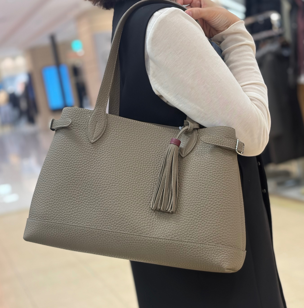 色鮮やかで洗練された、《ACATE》のバッグ。