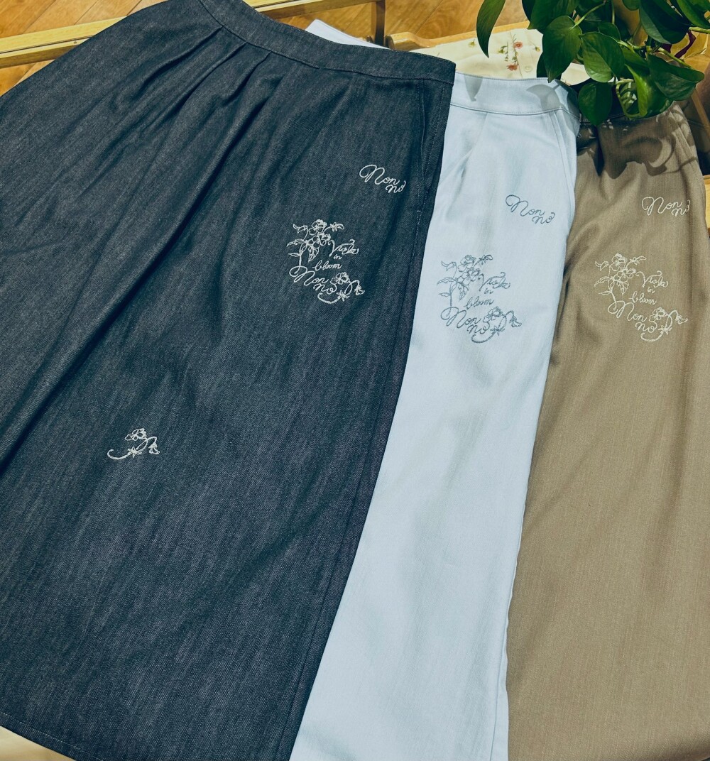 ビオラ柄が可愛い♡刺繍入りタックスカート