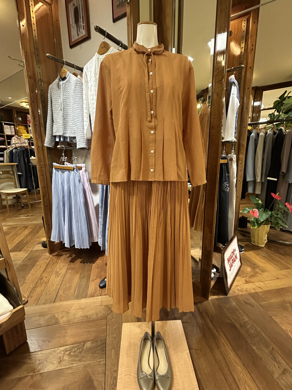 ✨シアー素材のブラウスとスカート✨