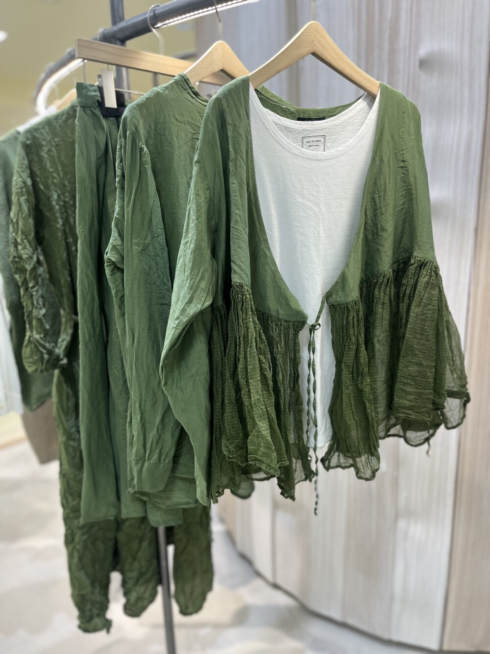 【coordinate】コットンシルクローンカシュクールブラウス&先染めオクスフォードリラックスパンツ