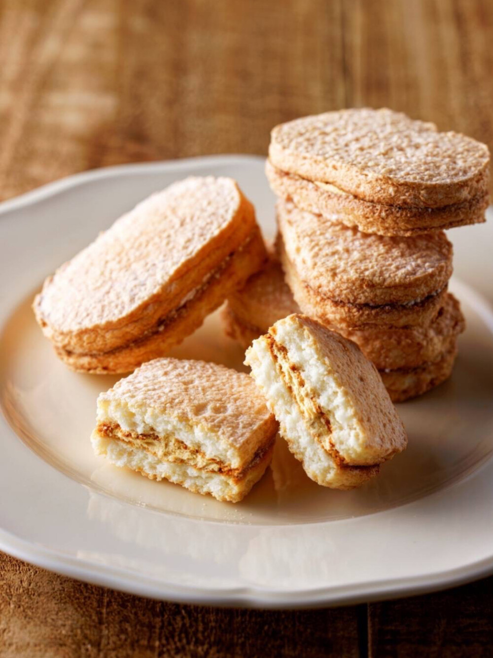 さくふわ食感がたまらない！伏見ダックワーズ