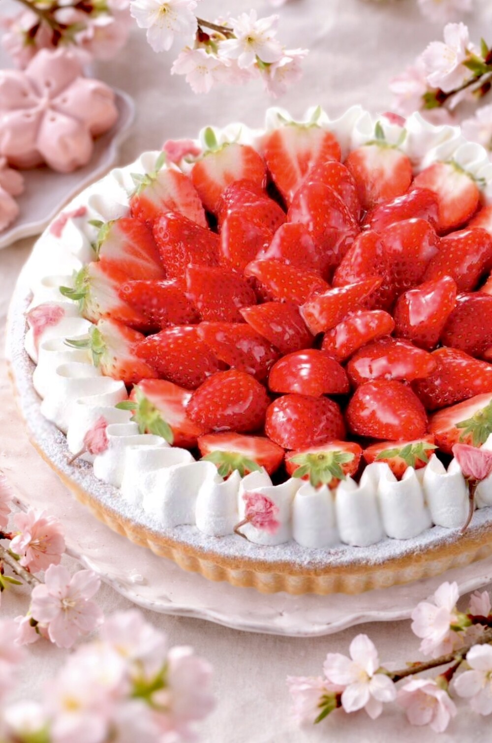 春を味わう、さくらムースといちごのタルト