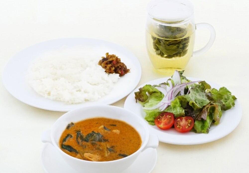NEW　カレー　ジャスミン茶とほうれん草のバターチキンカレー
