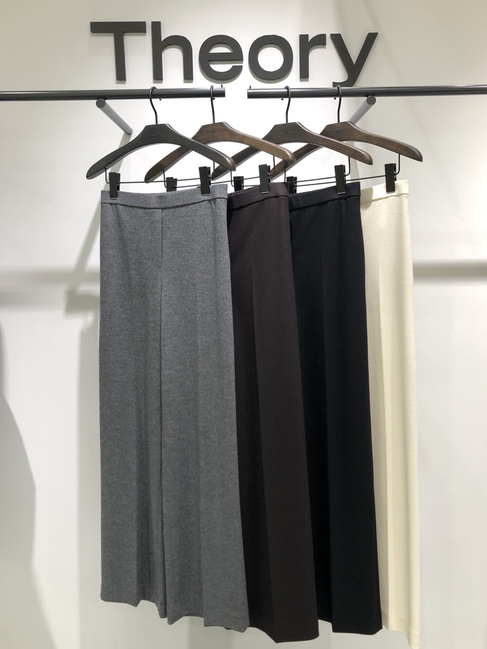 新品 未使用 セオリー スラックス パンツ ストレッチ 暖パン ブルーグレー