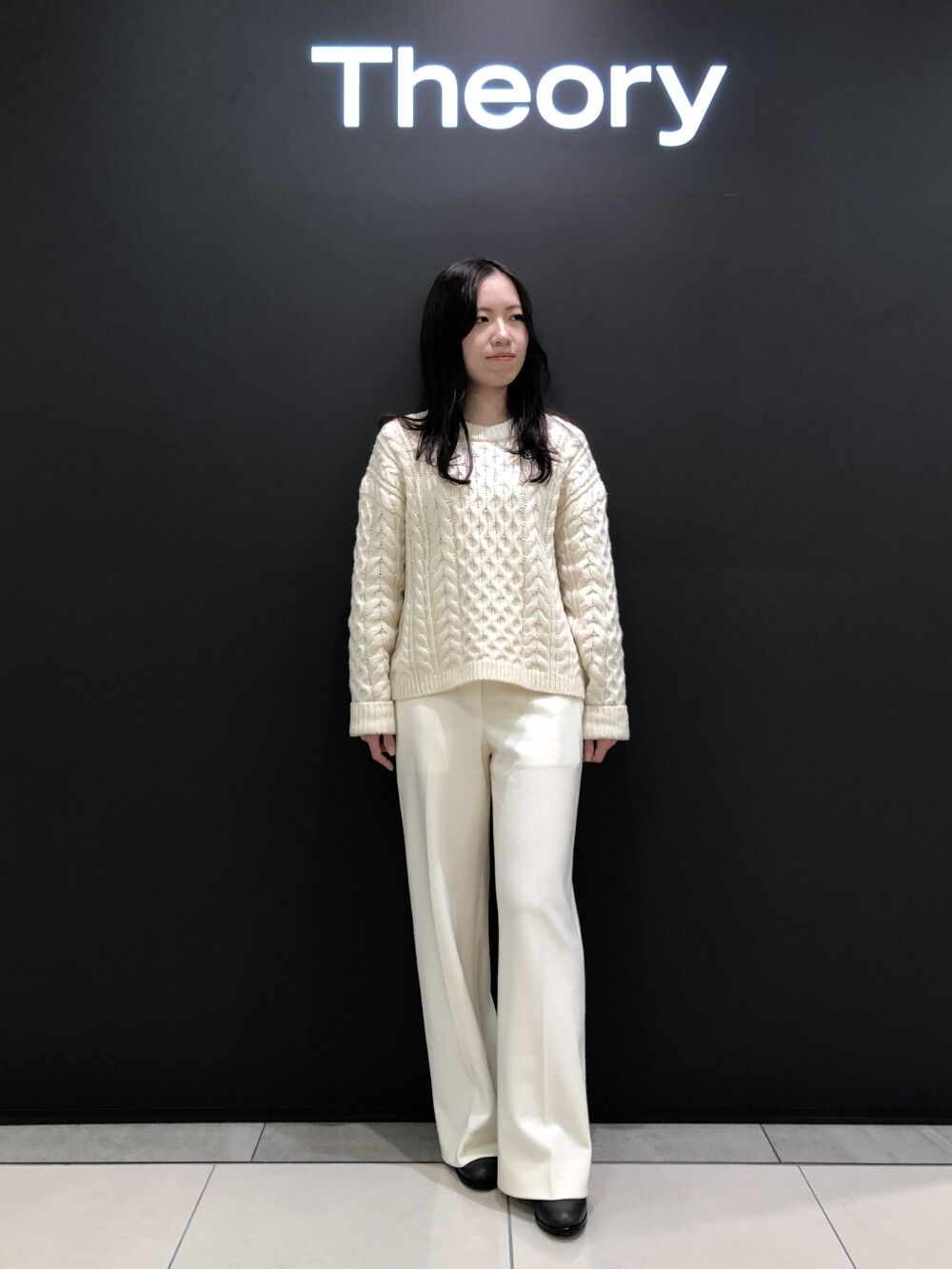 暖かウールパンツで冬のホワイトコーディネート