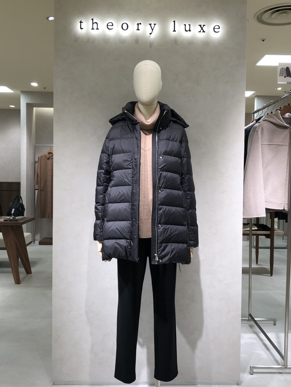 【ダウンコート】フード付きダウンコート先行入荷！