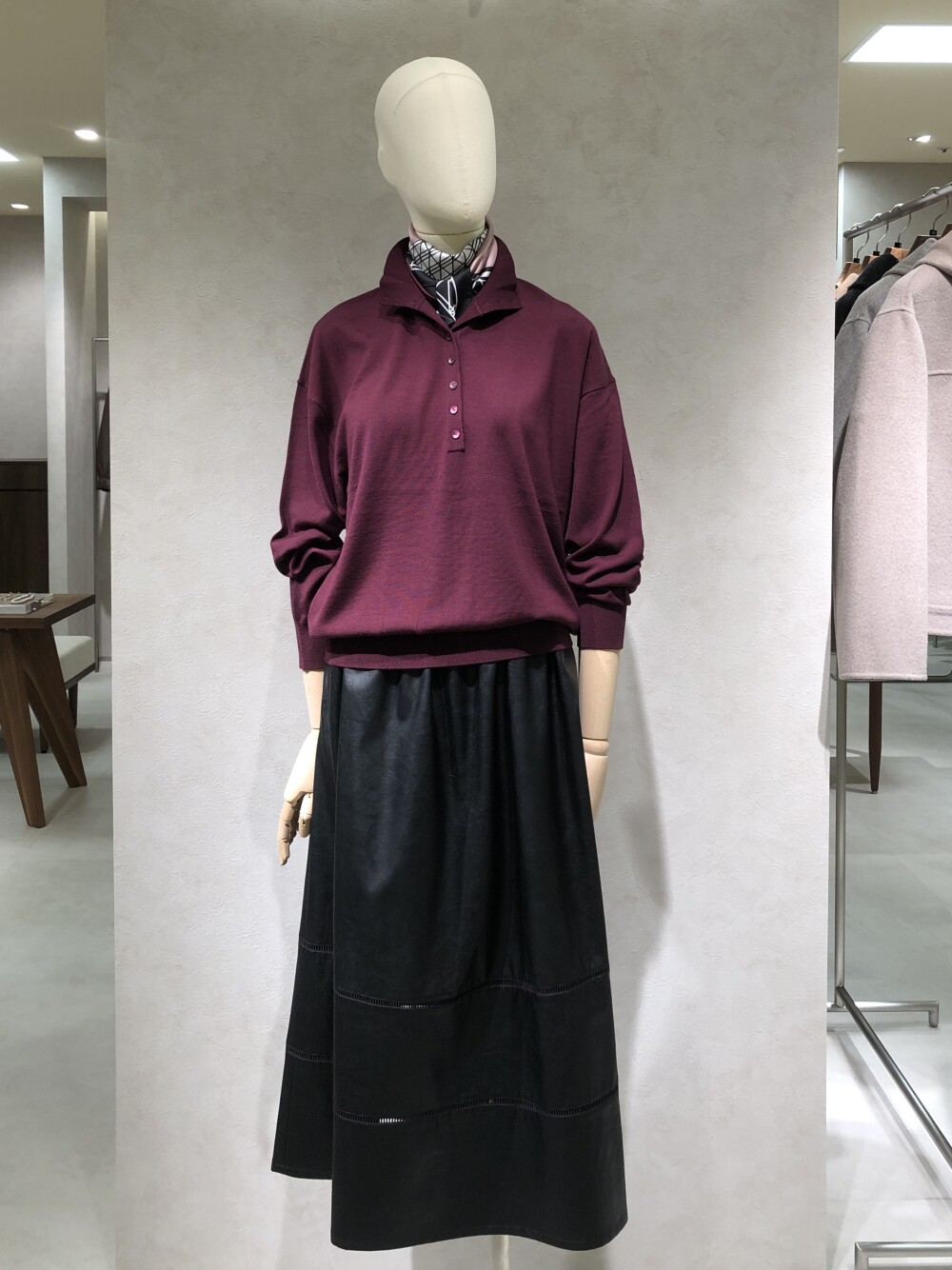【秋のニットスタイル】フロントボタンニット